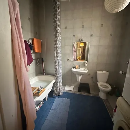 Apartamento 2-Bedroom Old Town Gem With Balcony And Bathtub Vilna