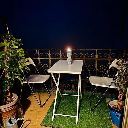 2-Bedroom Old Town Gem With Balcony And Bathtub Apartman