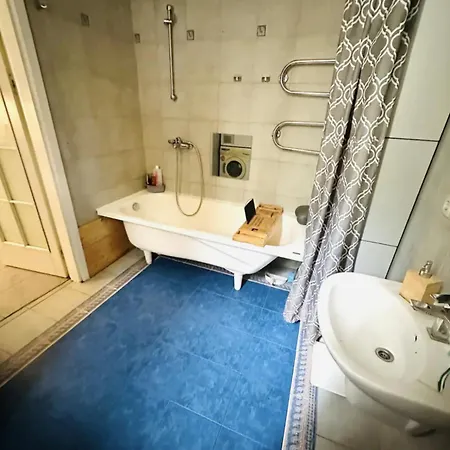 2-Bedroom Old Town Gem With Balcony And Bathtub 公寓 *
