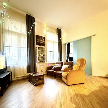 2-Bedroom Old Town Gem With Balcony And Bathtub